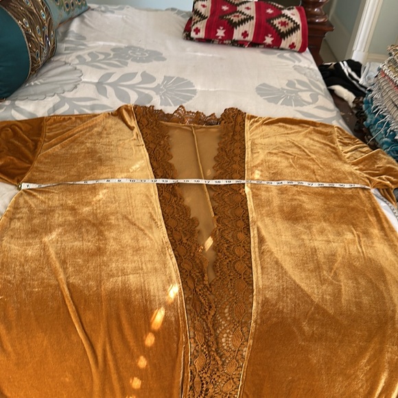Glorious gold velvet “Rusty Dusty” kimono w/ lace trim. Worn once - Picture 6 of 7